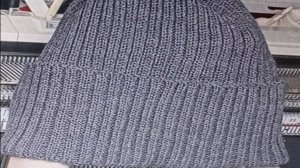 Если только учишься- шапочка получится). Шапка резинкой 2*2 на вязальной машине.