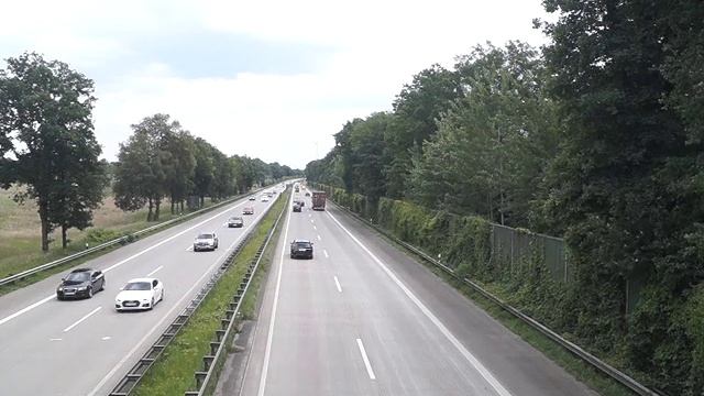 Автобан c пешеходного мостика смотреть онлайн