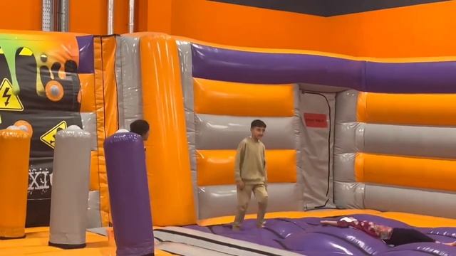 Kids going to play indoor activities #gravity #starcity #birmingham смотреть онлайн