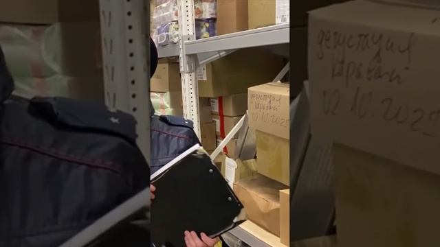 ХИТРОГО МЕНТА СПАЛИЛИ!КРЫШУЮТ МАГАЗИН С ПРОСРОЧКОЙ #просрочка #магазин #проверка #полиция #мент #шок смотреть онлайн