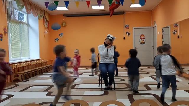 Подвижная игра для малышей "Кошка и котята" смотреть онлайн