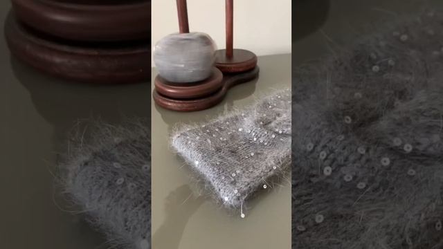 Повязка на голову из итальянской пряжи Kutnor с пайетками смотреть онлайн