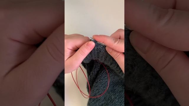 Закрытие петель резинки 1х1 эластичным способом #knitting #вязание #вязаниеспицами смотреть онлайн