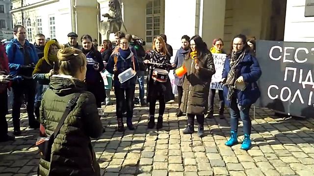 Феміністки танцюють під свисток у Львові 8 березня 2018 р. смотреть онлайн