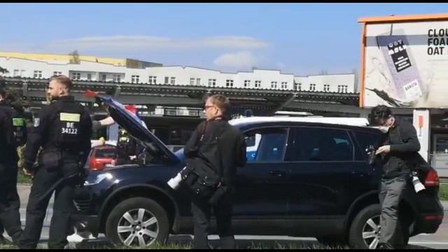 ♂️Полиция снимает флаг России. В почтовых ящиках листовки от главы района. Берлин. 25.05.2022. смотреть онлайн