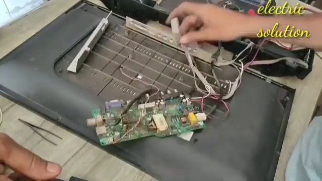 24 inch LED TV repairing | LED TV ke card ki supply voltage testing in hindi 2021 || смотреть онлайн