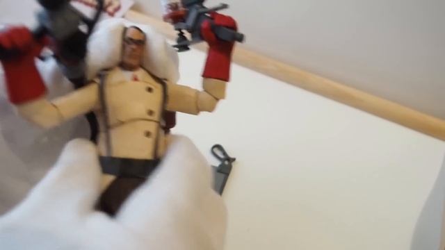 NECA Team Fortress 2 The Medic Figure смотреть онлайн