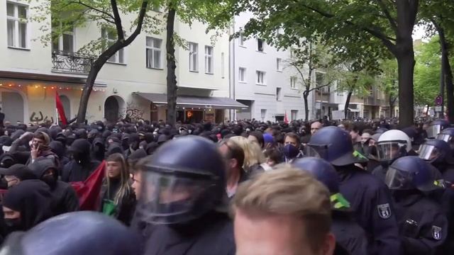  Как проходит Первомай в Берлине? Столкновения с полицией. Германия. 2022. смотреть онлайн