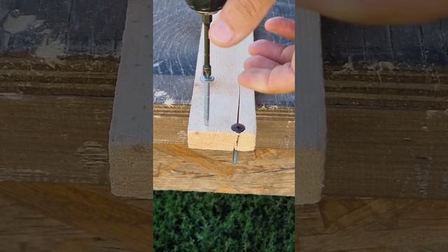 Не все об этом знают, посмотрите как вкручивать саморез, чтобы доска не раскололась смотреть онлайн