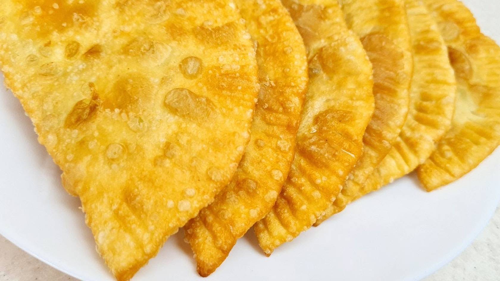 Чебуреки: Сочные, хрустящие и пузырчатые чебуреки! САМЫЙ простой и удачный рецепт теста на чебуреки смотреть онлайн