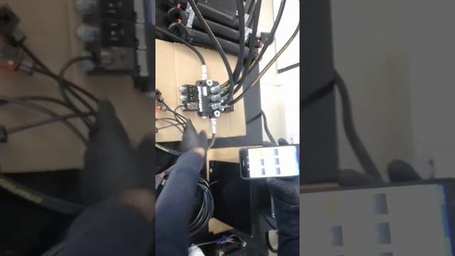 Hydraulic valve 50l/min 12 V 3 section double acting + Remote control radio by App from phone смотреть онлайн