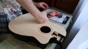 Приклеиваю деку к корпусу гитары.