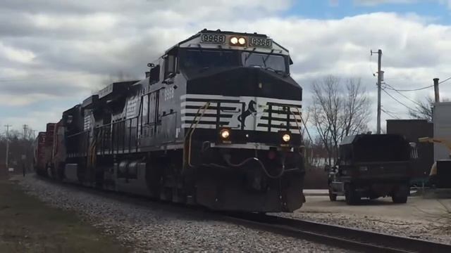 NS 9968 with SOO 4410 passes through Pewaukee WI by the lake смотреть онлайн