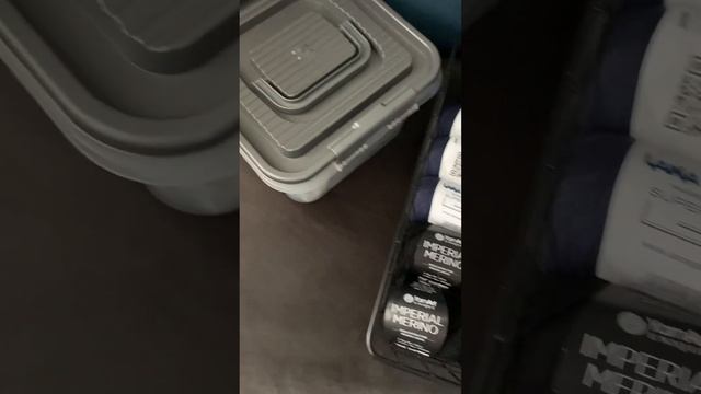 Пора наводить порядок в запасах До↪️После. А Вы за творческий беспорядок или порядок? #вязание смотреть онлайн