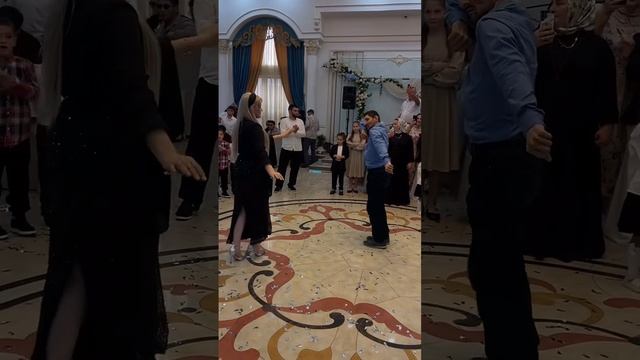 Парень Вышел из толпы и офигенно зажёг 🔥👏 смотреть онлайн