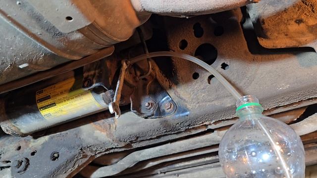 слив гидравлической жидкости с ресивера Lexus Lx570, Toyota Land Cruiser 200