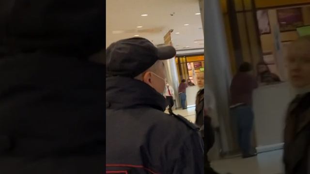 МЕНТЫ СБЕГАЮТ! КРЫШУЮТ ПОДОНКОВ И НЕ ХОТЯТ СЛУЖИТЬ #магазин #полиция #мент #нарушение #народ #закон смотреть онлайн