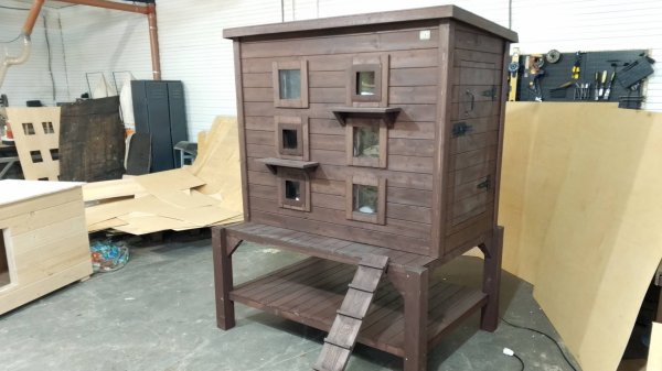 Будка для кошек уличная с керамическим настенным обогревателем внутри.