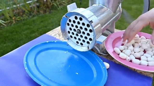 Эксперимент конфет. Приятные звуки расслабления EXPERIMENT  COLORFUL CANDY vs MEAT GRINDER