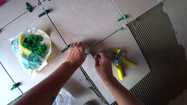 УКЛАДКА ПЛИТКИ НА ПОЛ. С ЭТИМ СТАЛКИВАЕТСЯ КАЖДЫЙ! смотреть онлайн