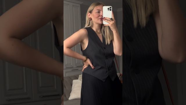 Почему черная юбка нужна каждой? #стиль #стилист #стильныеобразы #эстетика #распаковка #shorts смотреть онлайн