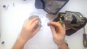 Ремонт дверного замка Mercedes W211. Замена шестерни и червяка.