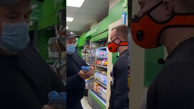 БОРЗЫЙ МИГРАНТ ТРАВИТ ДЕТЕЙ!РУССКИЙ КОНТРОЛЬ #магазин #просрочка #мигранты #обман #директор #русский смотреть онлайн