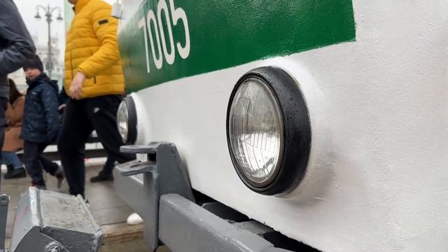 Выставка ретротранспорта на Площади Тверской Заставы в честь 125-летия Трамвая (08.04.2024) смотреть онлайн