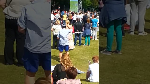 Drunk Guy Dancing at Aberdare Festival смотреть онлайн