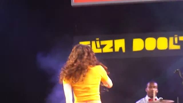 Eliza Doolittle - Waste Of Time - NEW TRACK (2nd Album) - Olympic Torch Relay - Glasgow 08.06.2012 смотреть онлайн