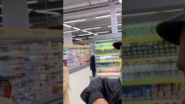 МЕНТУ УГРОЖАЮТ КОЛБАСОЙ!ПОЛИЦИЯ КРЫШУЕТ ПОМОЙКУ #магазин #просрочка #проверка #полиция #угроза #мент смотреть онлайн