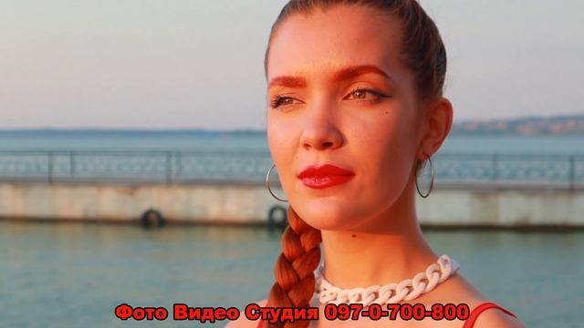 Красивая девушка на причале ловит закат солнца смотреть онлайн