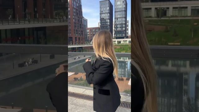 Классный аутфит: жакет Choux, джинсы Lime, мюли Mango, сумка Hermes, очки Celine #shorts #outfit смотреть онлайн