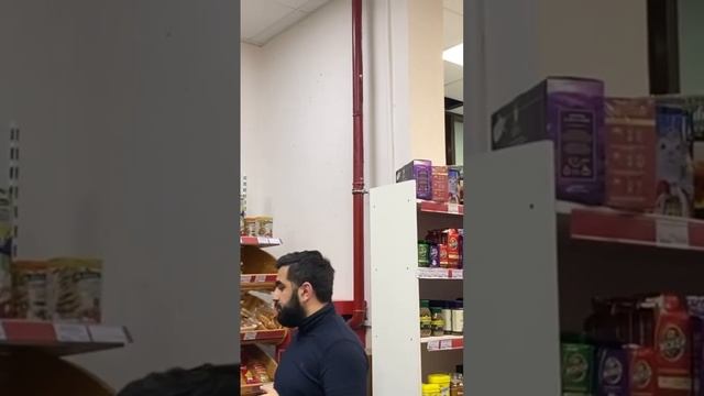 ПЫТАЕТСЯ СПАСТИСЬ! #магазин #просрочка #директор #мент #задержание #нарушение #шок смотреть онлайн