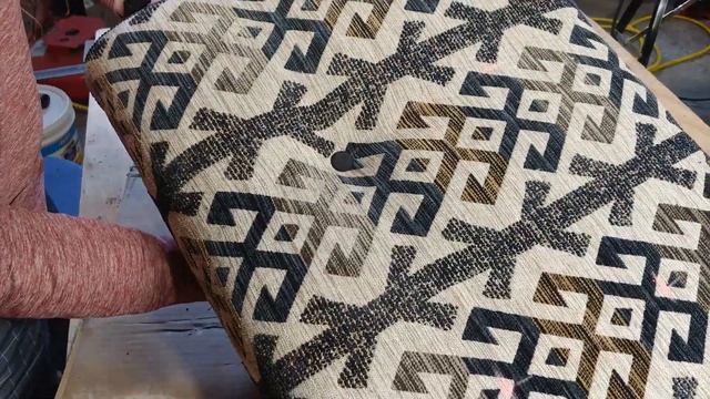 Storage Bench Reupholstery in 12 minutes | Перетяжка старой банкетки - 12 минут. смотреть онлайн