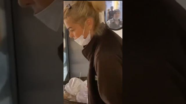 ОРЁТ И ЗАЩИЩАЕТ ПРОСРОЧКУ!БЕСПРЕДЕЛ В МАГАЗИНЕ #магазин #просрочка #орёт #беспредел #проверка #шок смотреть онлайн