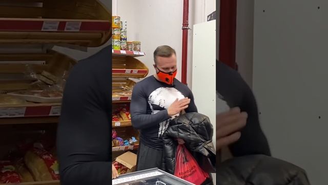 ОКРУЖИЛИ ОДНОГО РУССКОГО!БЕСПРЕДЕЛ!#магазин #просрочка #русский #полиция смотреть онлайн