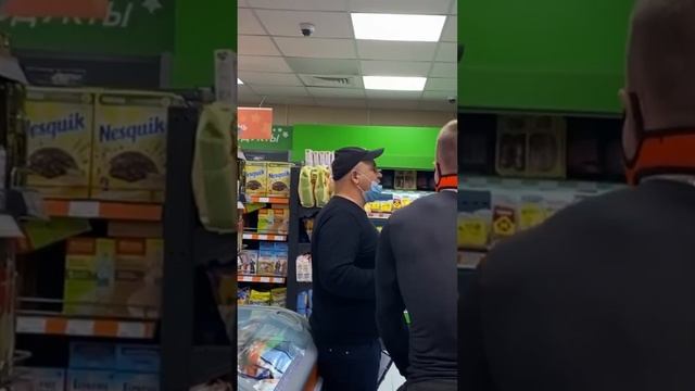 МИГРАНТ УГРОЖАЕТ ПОКУПАТЕЛЮ #магазин #просрочка #полиция #мигрант #драка #нарушение #директор #закон смотреть онлайн