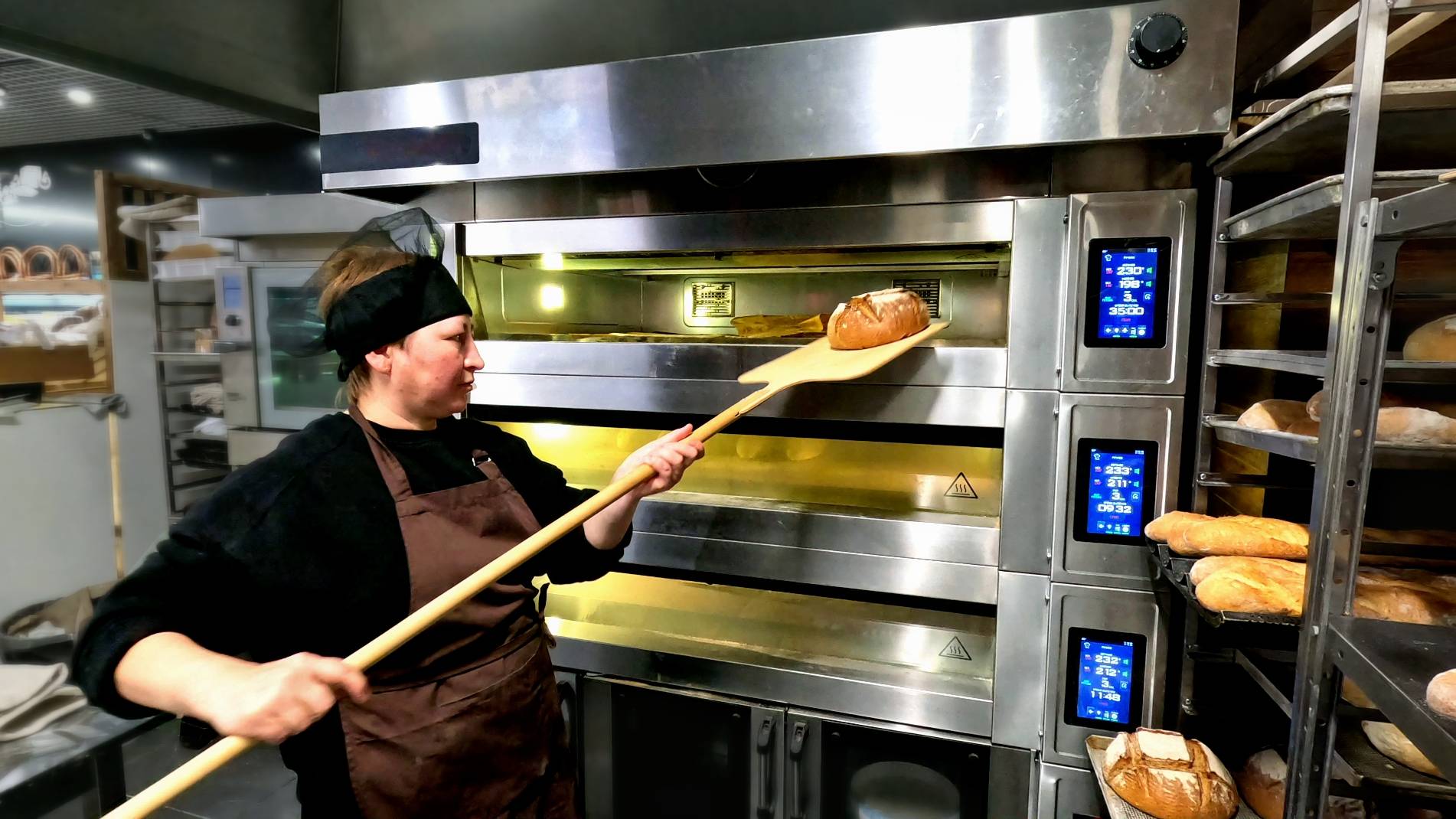 Технолог Константин Попов в Уфе отрабатывает технологию хлебопечения смотреть онлайн