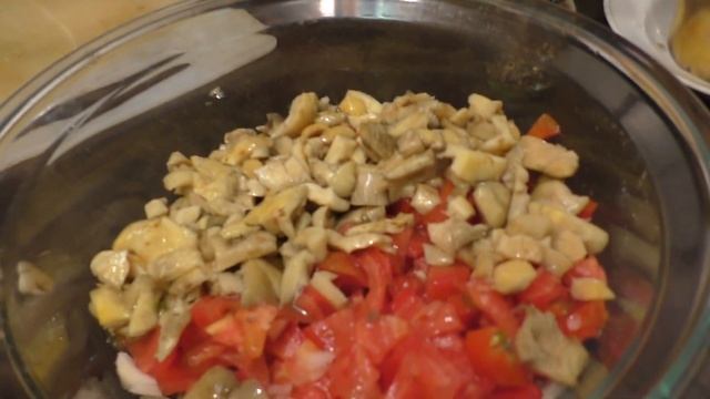 Салат из солёных грибов. Из цикла "Грибная кухня" смотреть онлайн