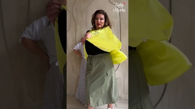 Рубашка с квадратом с надписью на груди смотреть онлайн