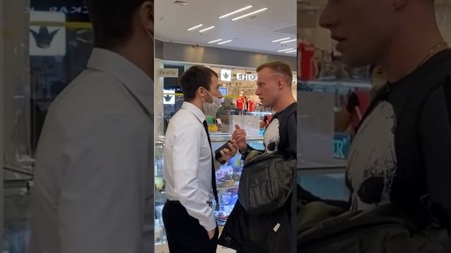 ОХРАННИК ПРОВОЦИРУЕТ ДРАКУ #драка #проверка #проверка #полиция #охрана смотреть онлайн