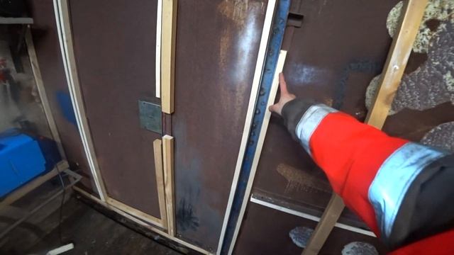 Бюджетное утепление старых ворот гаража.