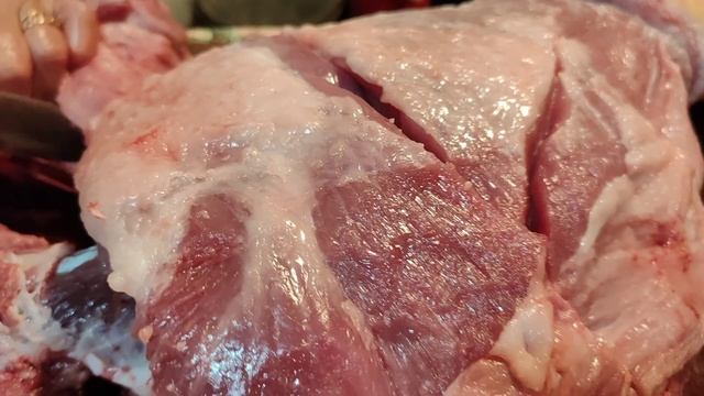 Разделываем мясо // мама солит САЛО самое вкусное// смотреть онлайн