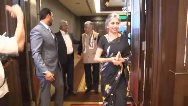 Welcoming the special guests at the fifth edition of Mayan Awards, Kuala Lumpur, Malaysia смотреть онлайн