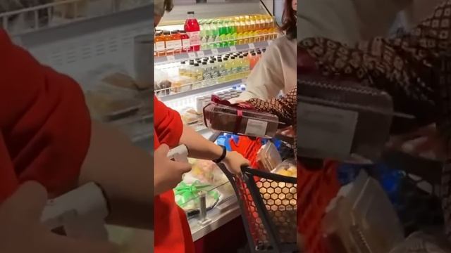 БАЛОНЧИКОМ В ЛИЦО!ТОРГАШИ ЗАЩИЩАЮТ ПРОСРОЧКУ #магазин #просрочка #полиция #проверка #лицо #беспредел смотреть онлайн