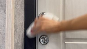 Чем отчистить матовые входные двери от разводов