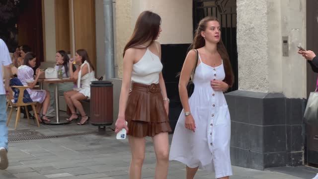 New Walking Tour Of Famous Places In Moscow With Beautiful Young People. 4K.