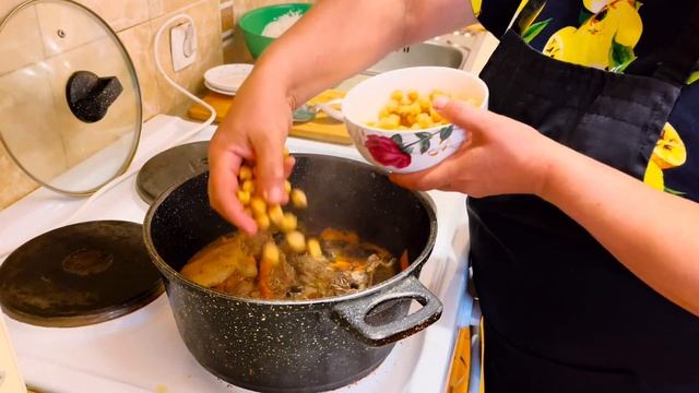 Алмагуль готовит