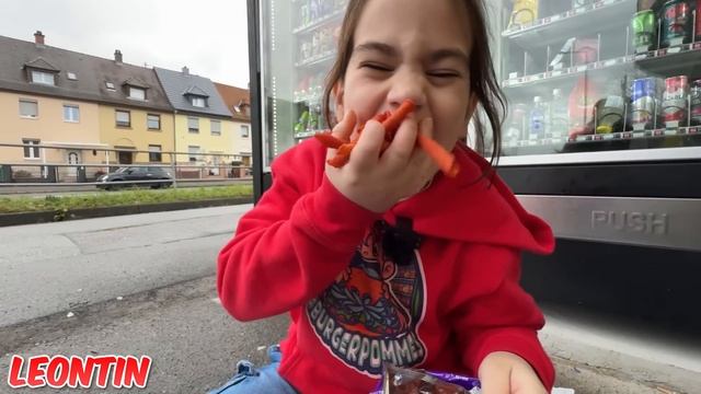 NUR die FARBE ESSEN die man TRÄGT für 1 TAG! 😱 смотреть онлайн